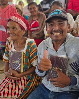 Indígena Wayuu recibiendo la bíblia en su lengua nativa. 