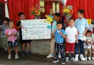 Niños junto a su maestra en Nicaragua, celebrando Culto Misionero.
